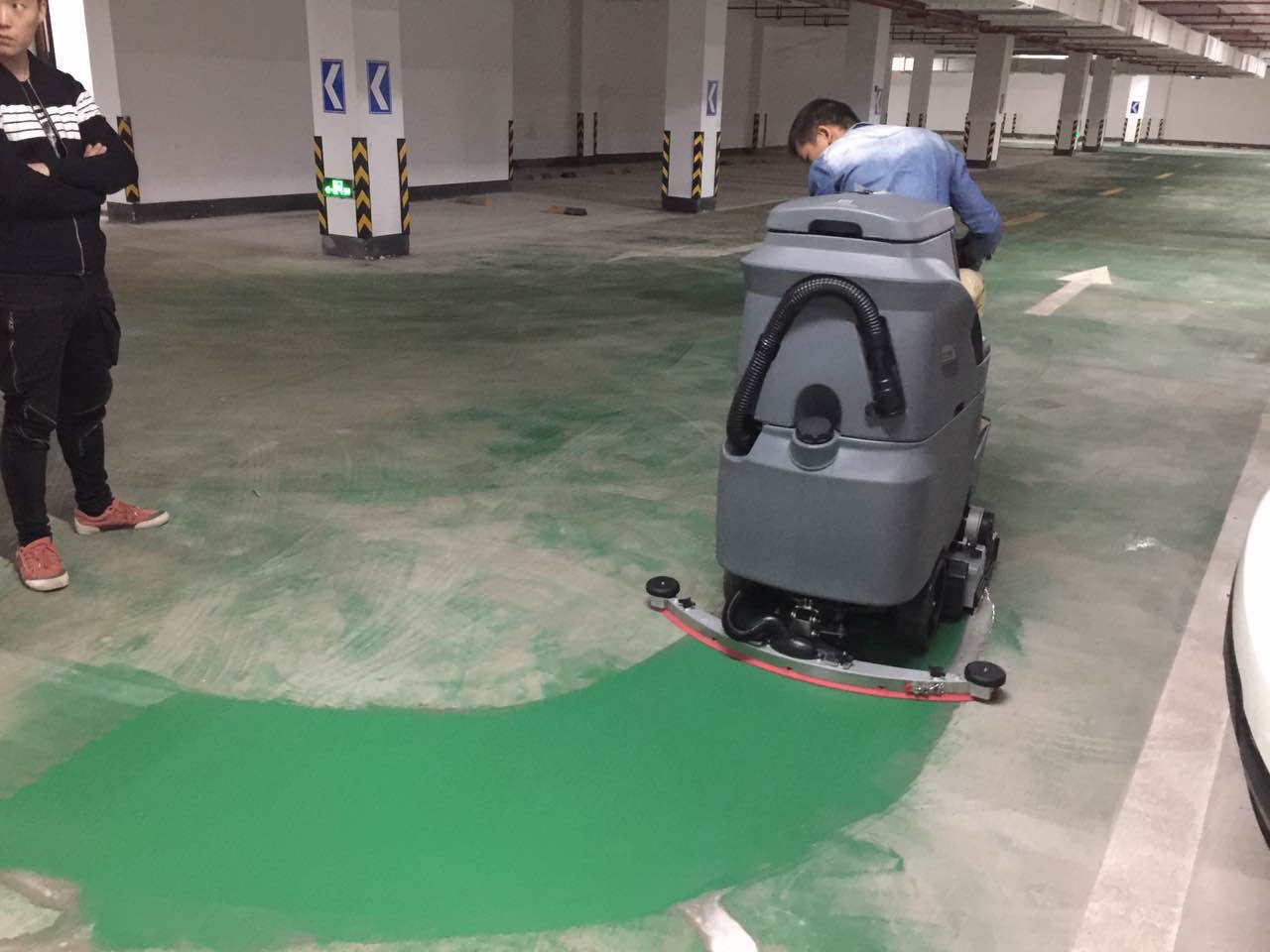 在使用电动驾驶式洗地机清洁地面时应注意什么？