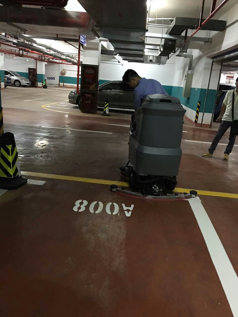 停车场地面清洗对于洗地机的设备要求