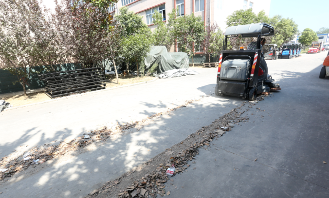 高美扫地车助力秋季户外地面清扫