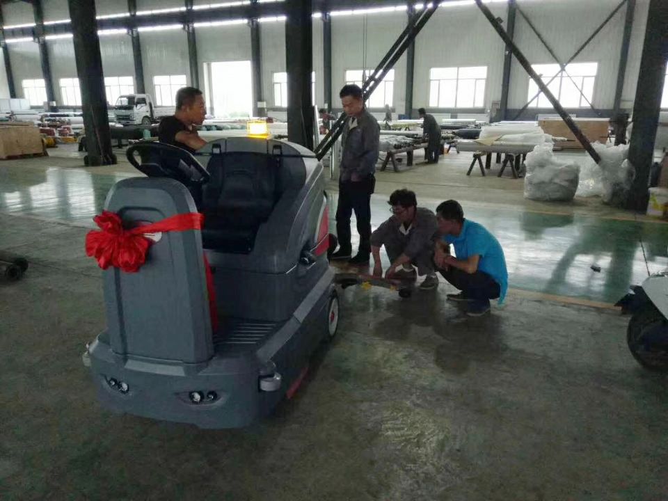 驾驶式洗地机引领行业前行，创造现代社会的创建文明