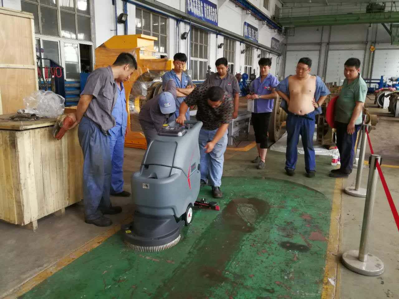 酒店使用电动洗地机清洁油污能清洗干净吗？