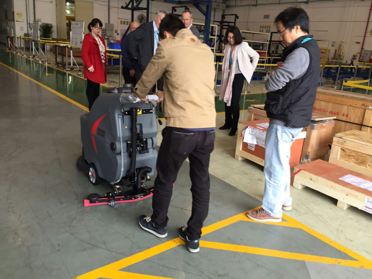高美分享：大型工厂企业如何选择擦地机地面清洁设备