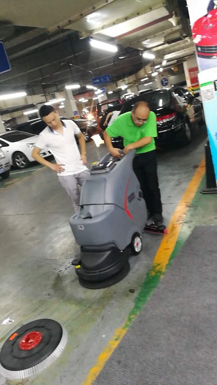 工厂车间环氧地面不好清洗怎么办？洗地机是个好帮手