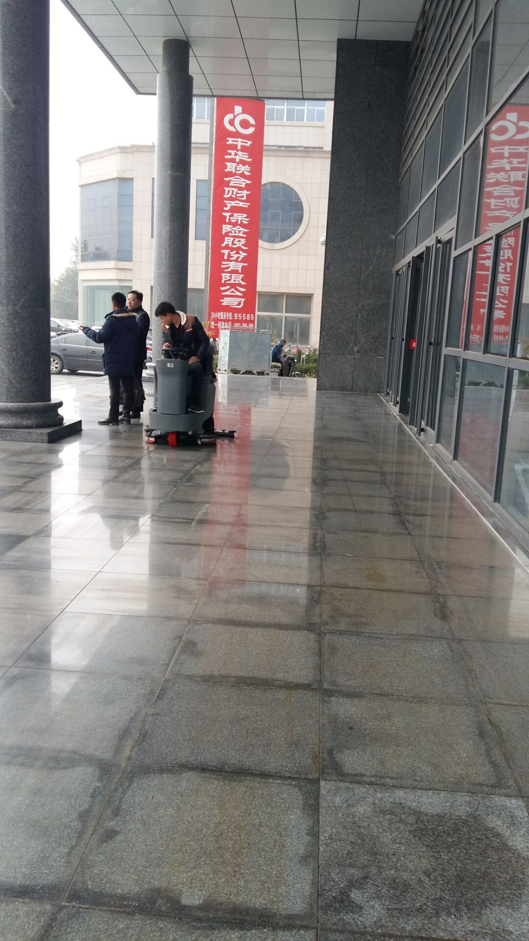 驾驶式洗地机充满电能用多长时间？真的没那么简单