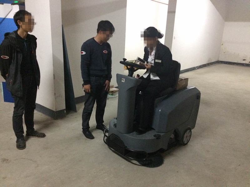 为什么越来越多的小区物业采购电动驾驶式扫地车