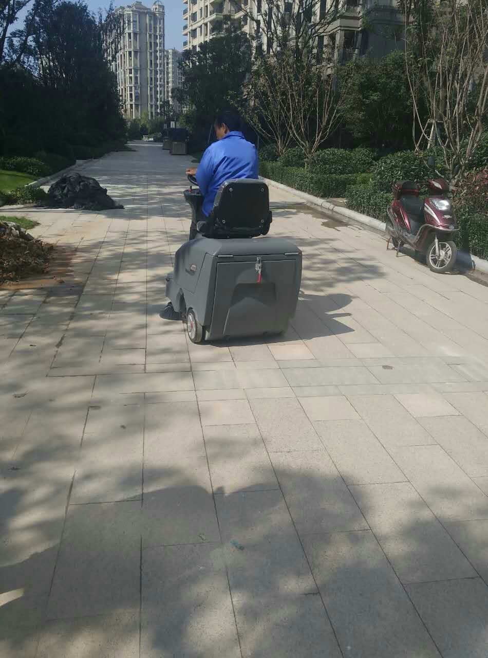 驾驶式扫地机有哪些优势？驾驶式扫地机使用有哪些技巧？