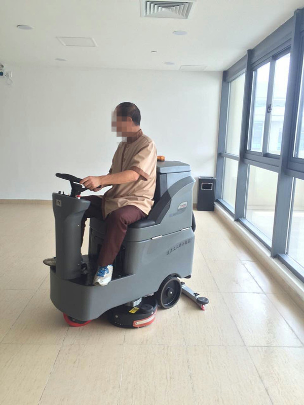驾驶式洗地机以其超强的清洁能力越来越受欢迎