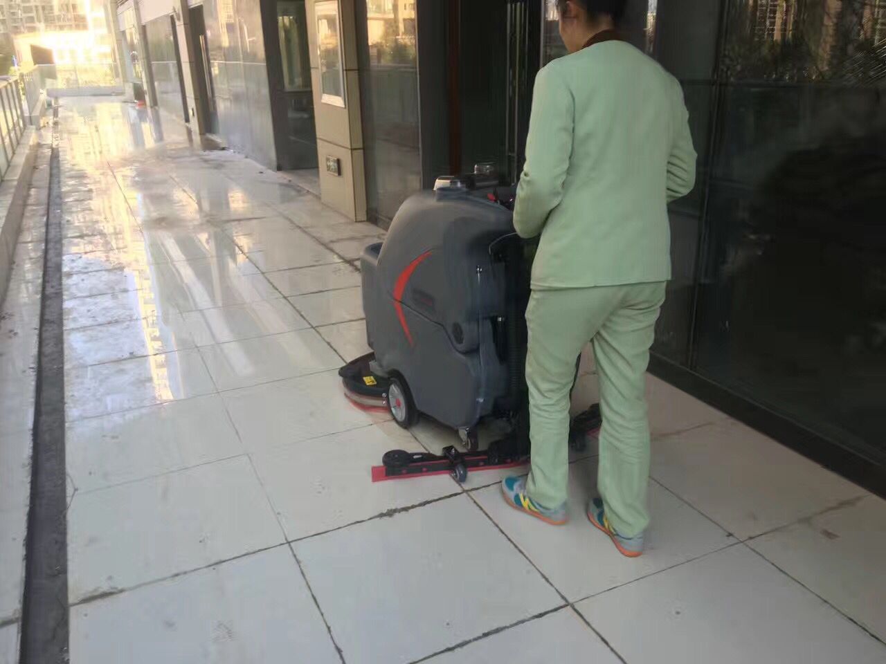 全自动洗地机的电瓶如何维护？