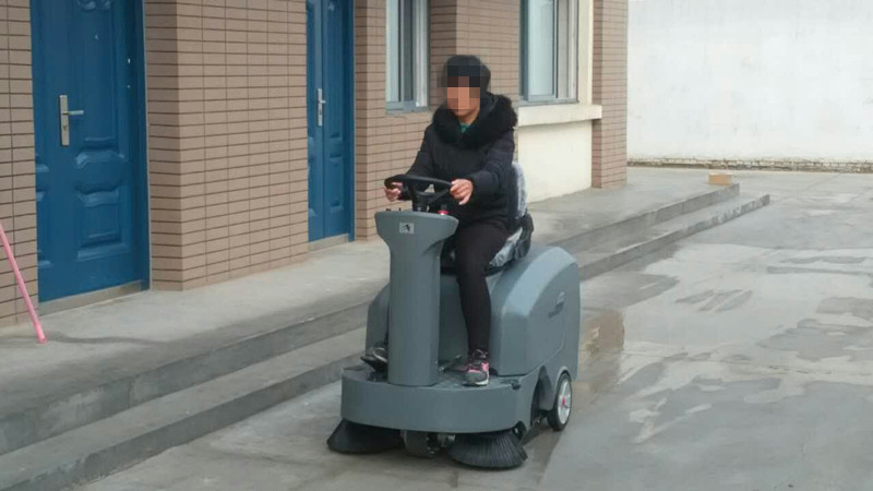 什么类型的扫地机适合大型厂房使用？